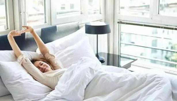 起床后应该先喝水还是先刷牙 喝水之前为什么要先刷牙呢