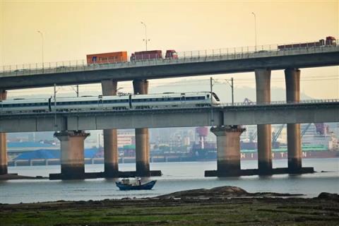 “陆海空”集齐：飞机、高铁、汽车、渔船在这里同框(图2)