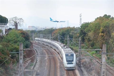 “陆海空”集齐：飞机、高铁、汽车、渔船在这里同框(图3)