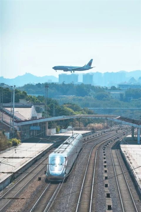 “陆海空”集齐：飞机、高铁、汽车、渔船在这里同框(图4)