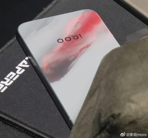 iQOO15真机首次泄露：红白灰配色设计行业罕见