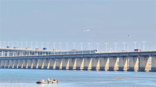 “陆海空”集齐:飞机、高铁、汽车、渔船在这里同框-图1 “陆海空”集齐:飞机、高铁、汽车、渔船在这里同框-图1