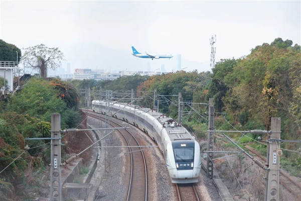 “陆海空”集齐:飞机、高铁、汽车、渔船在这里同框-图3 “陆海空”集齐:飞机、高铁、汽车、渔船在这里同框-图3