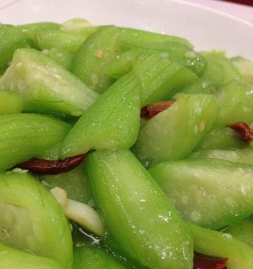 瘦肉炒丝瓜怎么做？炒制过程中有哪些技巧？