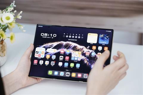 全球第2款三折叠！华为MateXTs非凡大师图赏