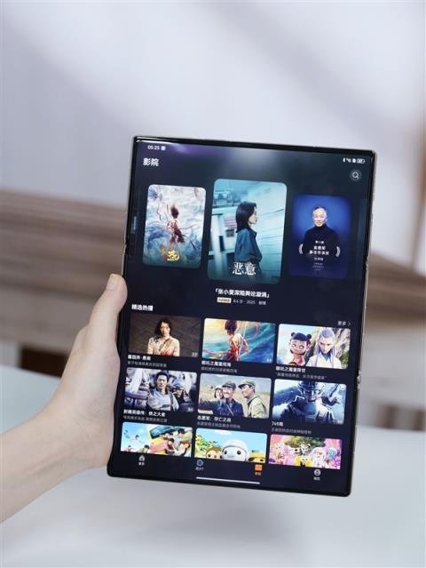 全球第2款三折叠！华为MateXTs非凡大师图赏(图10)