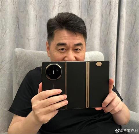 唐国强等多位明星用华为新三折叠屏批奏折 网友：对味了(图2)