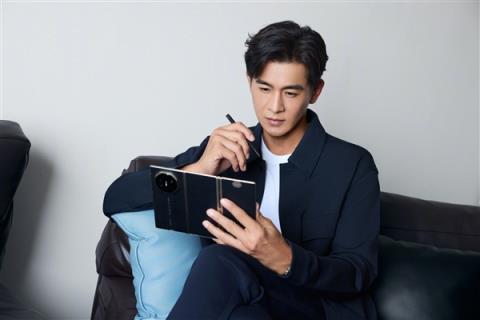 唐国强等多位明星用华为新三折叠屏批奏折 网友：对味了(图3)