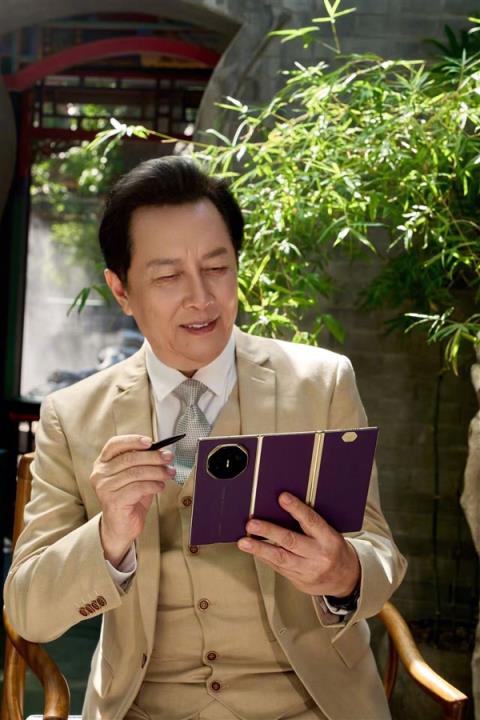 唐国强等多位明星用华为新三折叠屏批奏折 网友：对味了(图4)