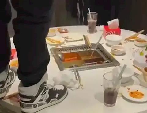 少年在海底捞火锅小便赔220万 网友点赞罚的好：家长没教法律会管