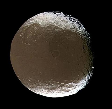 土卫八：太阳系最独特的天然卫星 四大未解之谜(图2)