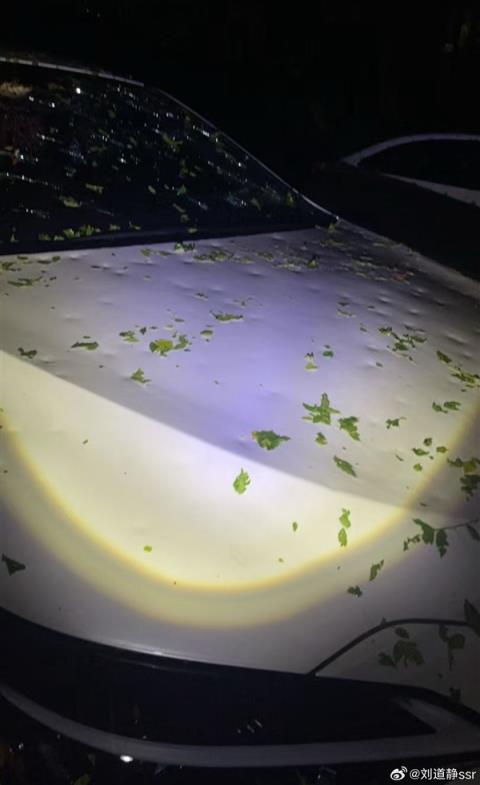 北京冰雹车盖被砸出气泡膜！车主：车玻璃砸