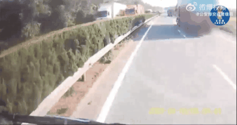 女子高速超车刚露车头就硬挤变道 被大货车