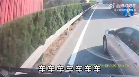女子高速超车刚露车头就硬挤变道 被大货车顶180度掉头(图2)
