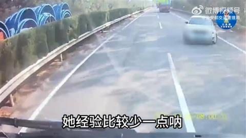女子高速超车刚露车头就硬挤变道 被大货车顶180度掉头(图3)