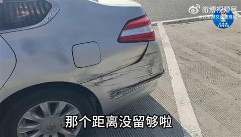女子高速超车刚露车头就硬挤变道 被大货车顶180度掉头(图4)