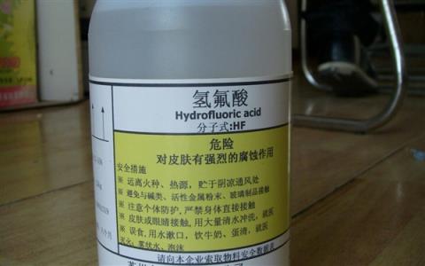 别名“化骨水”！女子散步时踩到氢氟酸后不