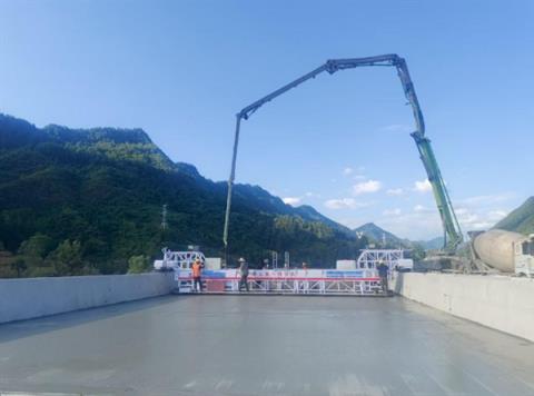 湖北恩施高速公路桥面智能铺装工法启用 效率翻倍降本40%(图2)