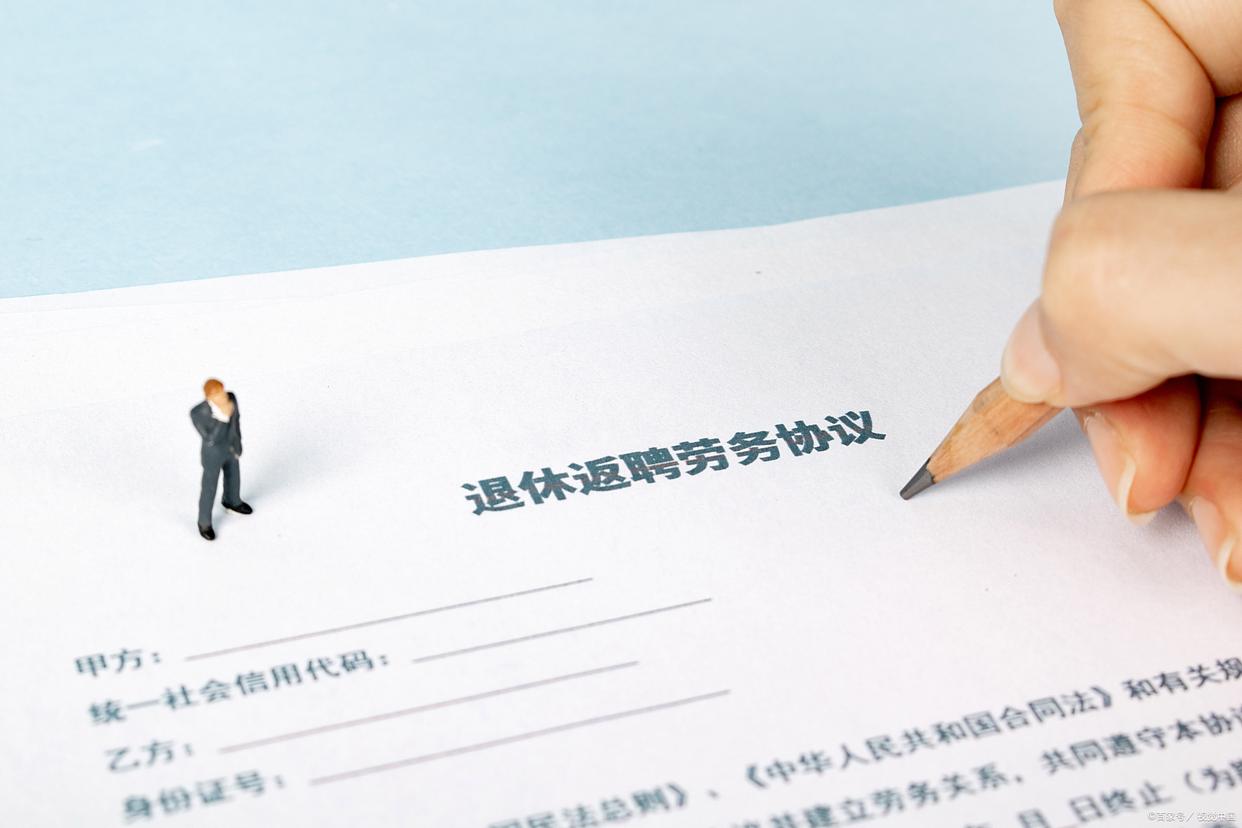 退休老师成“香饽饽”:教育界掀起“银发人才”争夺战