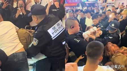 长春两女子闹市被铐走?警方回应:正常执法?涉及公民隐私?暂不便透露细节