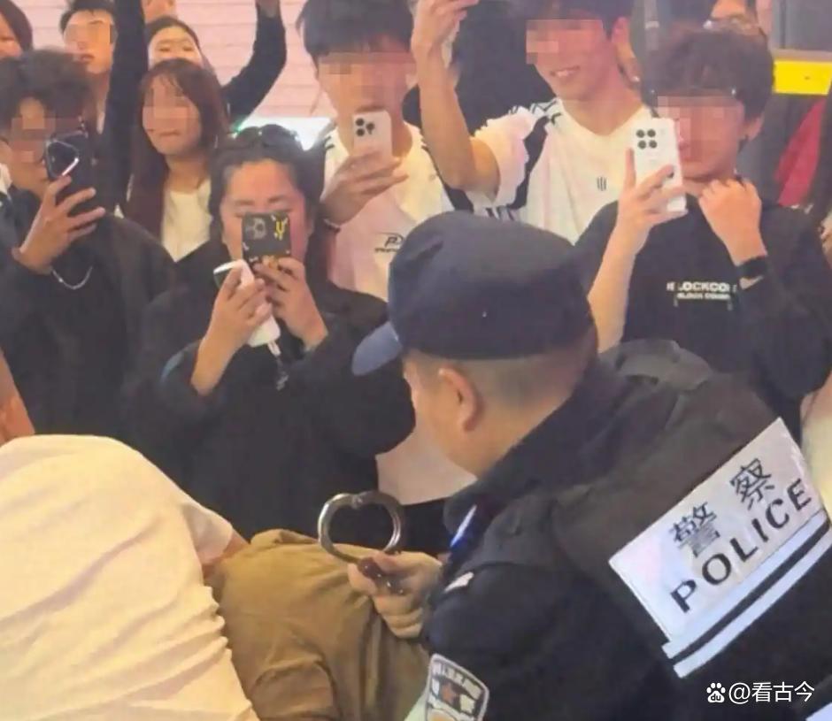 长春两女子闹市被铐走?警方回应:正常执法?涉及公民隐私?暂不便透露细节