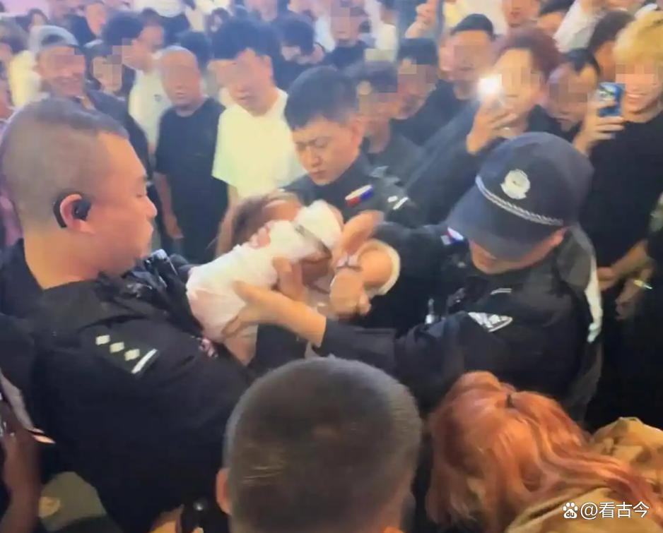 长春两女子闹市被铐走?警方回应:正常执法?涉及公民隐私?暂不便透露细节