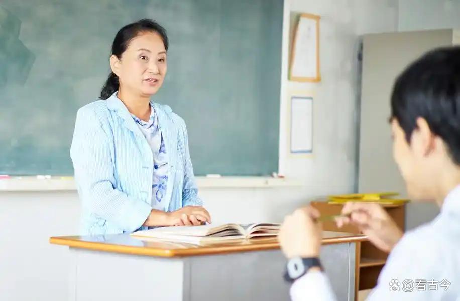退休老师成了学校争抢的香饽饽?银龄教师“返场”“老炮儿”焕发新活力