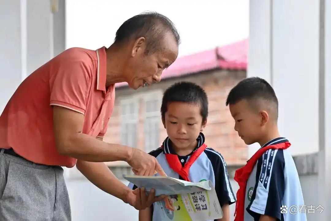 退休老师成了学校争抢的香饽饽?银龄教师“返场”“老炮儿”焕发新活力