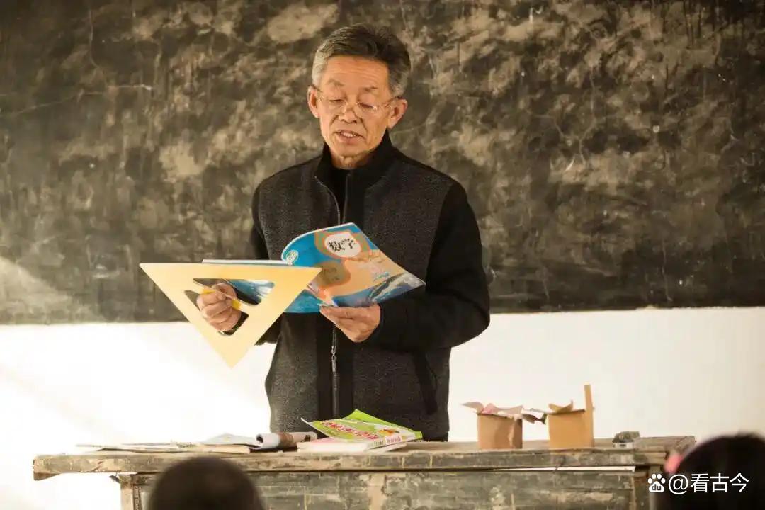 退休老师成了学校争抢的香饽饽?银龄教师“返场”“老炮儿”焕发新活力