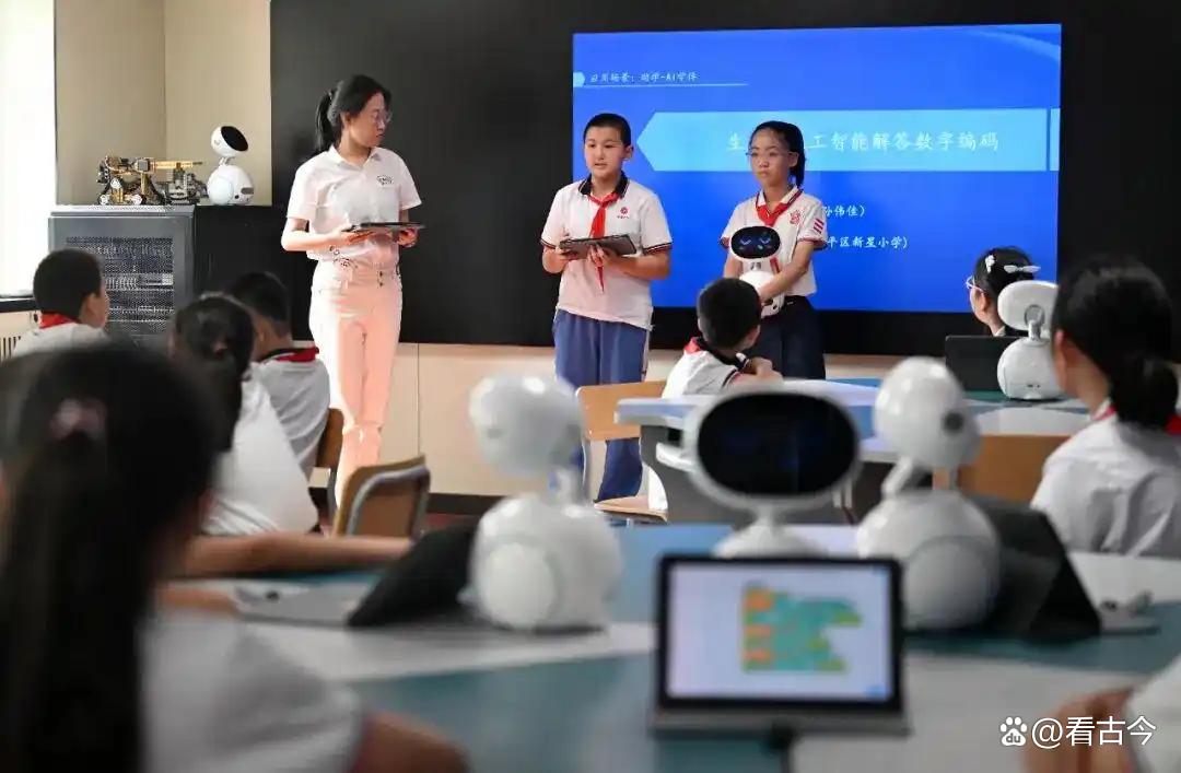 退休老师成了学校争抢的香饽饽?银龄教师“返场”“老炮儿”焕发新活力