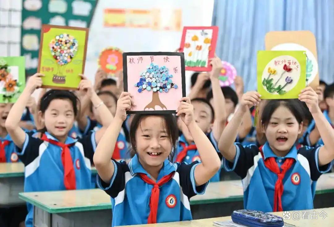退休老师成了学校争抢的香饽饽?银龄教师“返场”“老炮儿”焕发新活力