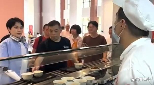 全国首位机器人博士生入学上戏?机器人都来卷学历啦!