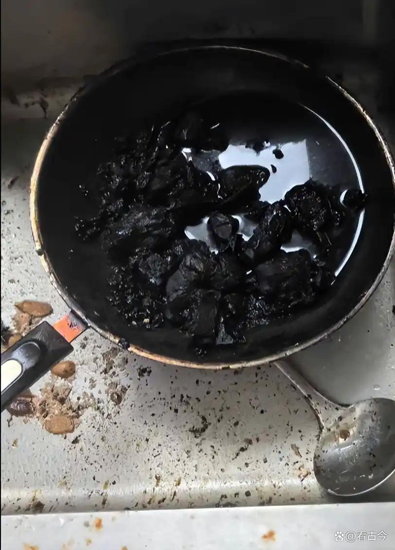 天津男子醉酒炖鸡时酣睡?锅里食材焦糊冒黑烟?醒来身边站满消防员