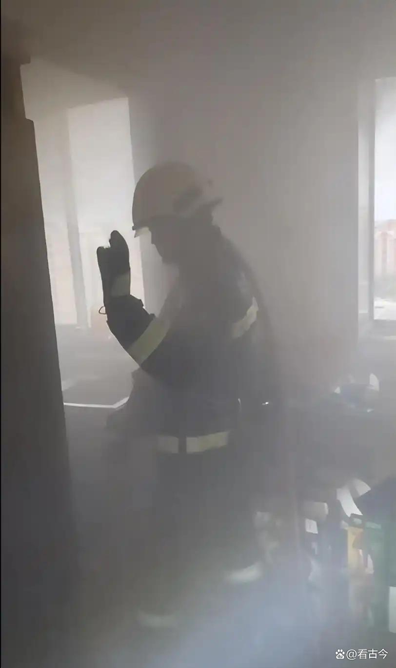 天津男子醉酒炖鸡时酣睡?锅里食材焦糊冒黑烟?醒来身边站满消防员