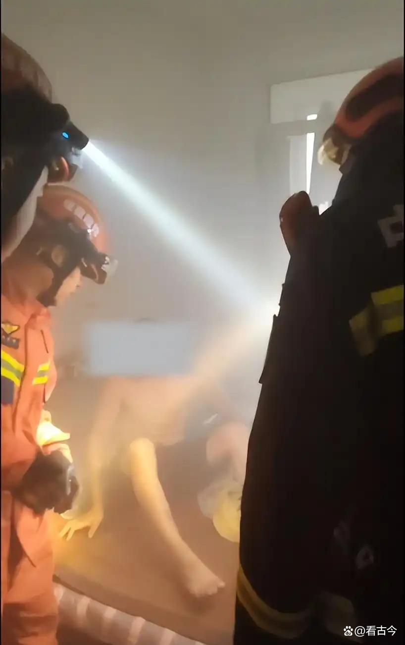 天津男子醉酒炖鸡时酣睡?锅里食材焦糊冒黑烟?醒来身边站满消防员