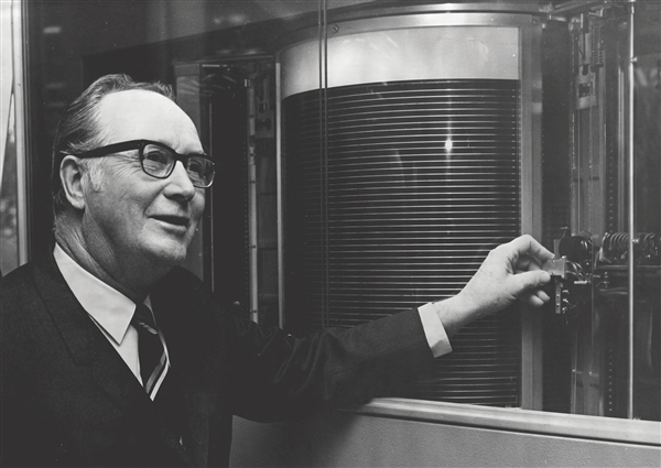 69年前 IBM发明第一块硬盘！容量只有3.75MB 但重达1吨