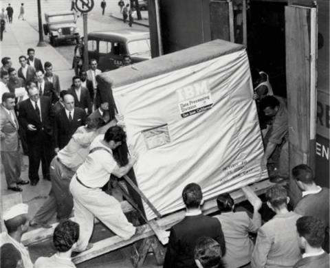 69年前 IBM发明第一块硬盘！容量只有3.75MB 但重达1吨(图2)