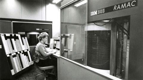 69年前 IBM发明第一块硬盘！容量只有3.75MB 但重达1吨(图4)