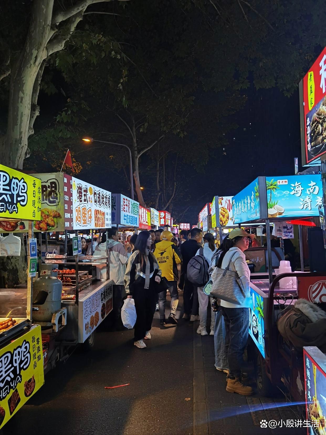 路边摊比门店还贵:动辄三四十元?许多人对此表示不理解!