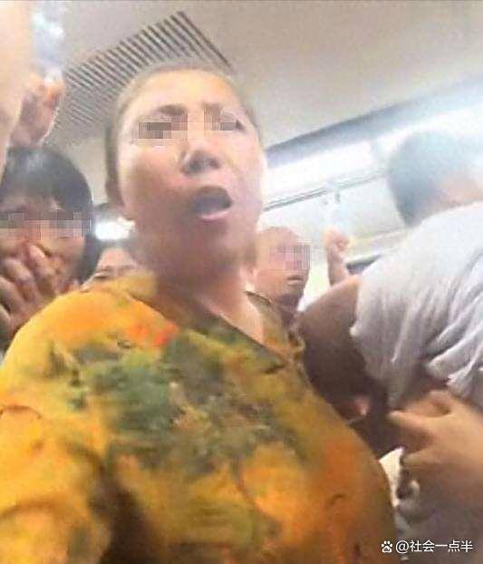 大妈打拒绝让座女子后续：大妈赔偿100不道歉，女生二次报警 倚老卖老引发众怒