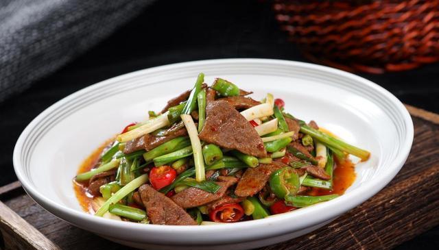 葱爆猪肝秘诀大公开！川妹子教你3招，嫩滑不腥比饭店还好吃