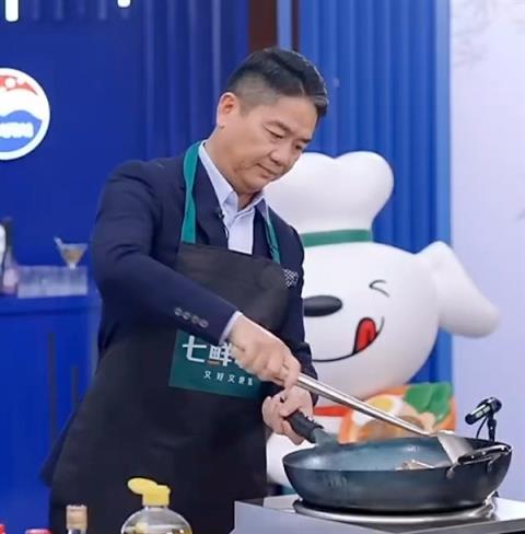 刘强东现场直播炒菜出Bug：称这煤气灶不会是从马云那买的吧(图1)