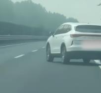 一辆SUV高速蛇形走位致堵车 警方回应：驾驶人突发疾病(图1)