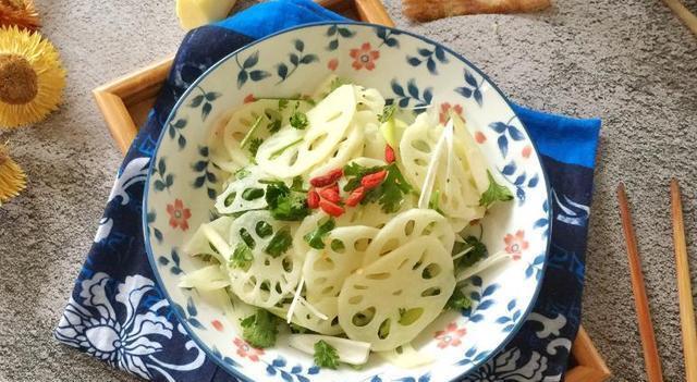 做凉拌藕片时，掌握好“2点窍门”，藕片不发黑，白净又脆爽