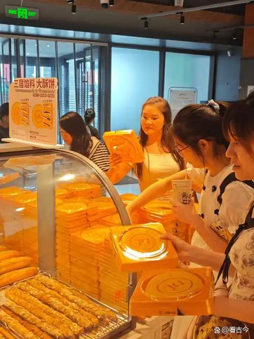网友网友称胖东来酥饼10号揽收11号生产?难道酥饼“穿越”了?