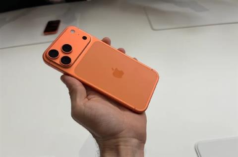 小米17等竞争机型能否给苹果压力！iPhone17标准版卖爆：富士康郑州20万人赶工(图1)