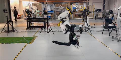 全球首个！智元灵犀X2机器人完成高难度韦伯斯特空翻(图1)