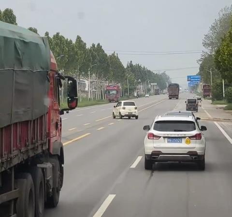 老头乐路上疯狂逆行+蛇形：吓得周围车辆纷纷闪躲(图1)