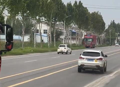 老头乐路上疯狂逆行+蛇形：吓得周围车辆纷纷闪躲(图2)