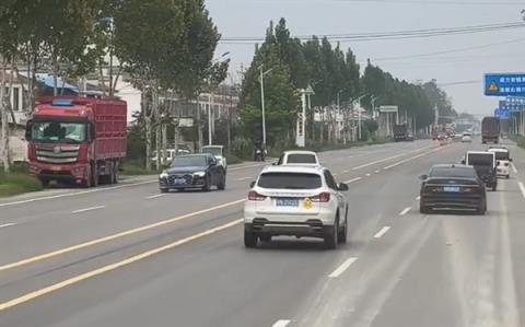 老头乐路上疯狂逆行+蛇形：吓得周围车辆纷纷闪躲(图3)